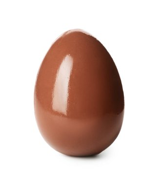 Beyaza izole edilmiş lezzetli bir çikolata yumurtası. Mutlu Paskalyalar