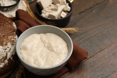 Maya hamuru, malzemeler ve ekmek somunu ahşap masada, yakın plan.