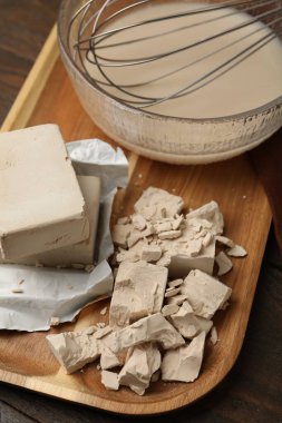 Tahta masadaki suda mayayı düzeltiyorum. Yakın plan.