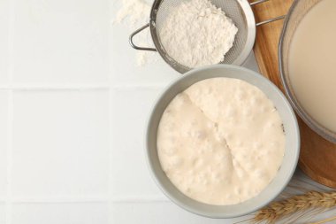 Maya hamuru ve malzemeler beyaz fayanslı masada, düz yerde. Metin için boşluk