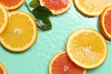 Turkuaz arka planda turkuaz meyveler ve yeşil yapraklar.