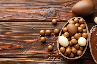 Mutlu Paskalyalar. Tahta masada şekerli, nefis çikolatalı yumurtalar. Metin için boşluk