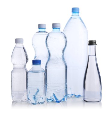 Farklı boyutlarda su şişeleri beyaz üzerine izole edilmiş.