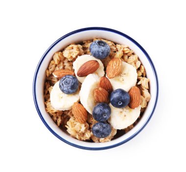 Bademli yulaf gevreği, yaban mersini ve muz kasede beyaz, üst manzara izole edilmiş.