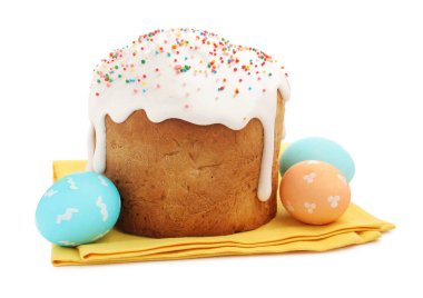 Lezzetli Paskalya pastası ve bembeyaz yumurtalar.