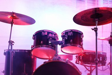 Modern davul seti stüdyoda, yakın plan. Müzik aleti