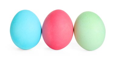 Beyaz renkte boyanmış üç Paskalya yumurtası.