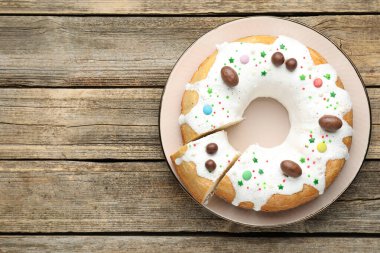 Ahşap masada nefis Paskalya pastası, üst manzara. Metin için boşluk