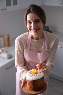 Mutfakta geleneksel paskalya pastası olan genç bir kadın.