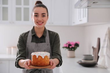 Mutfakta geleneksel Paskalya pastası olan genç bir kadın. Metin için boşluk