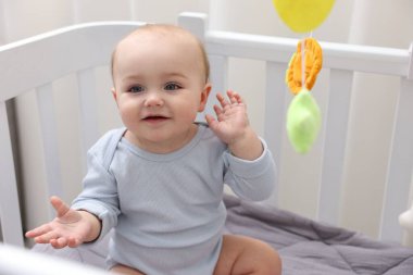 Evdeki beşiğinde küçük şirin bir bebek