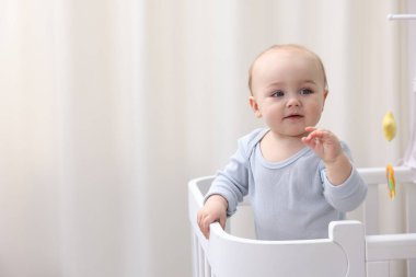 Evde beşiğinde şirin bir bebek var. Metin için boşluk