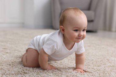 Evdeki halının üzerinde şirin bir bebek.