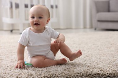 Evdeki halının üzerinde şirin bir bebek.
