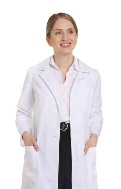 Beyaz arka planda ceketli gülümseyen eczacı.