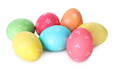 Birçok boyanmış Paskalya yumurtası beyaza boyanmış.