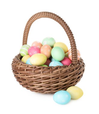 Beyaz üzerinde boyanmış Paskalya yumurtaları olan sepet.