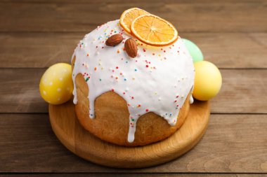 Güzel Paskalya pastası ve yumurtalar ahşap masada, yakın plan.