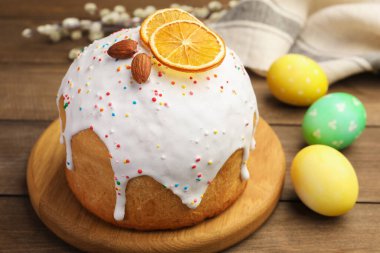 Güzel Paskalya pastası, yumurtalar ve söğüt ağacı ahşap masada, yakın plan