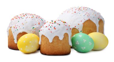 Lezzetli paskalya pastaları ve yumurtalar beyaz üzerine izole edilmiş.