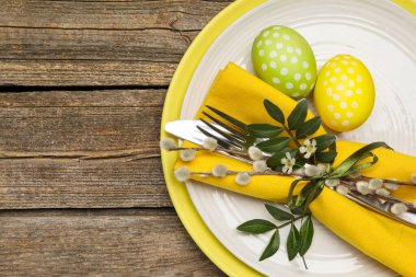 Paskalya yumurtaları ve söğüt dallarıyla ahşap arka planda şölen masası manzarası. Metin için boşluk