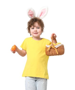 Paskalya kutlaması. Saç bandı takmış, tavşan kulaklı mutlu bir çocuk elinde sepet dolusu beyaz arka planda boyanmış yumurta tutuyor.