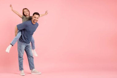 Pembe arka planda baba ve kızının portresi, mesaj için boşluk