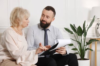 Noter danışmanı üst düzey kadın ofiste son vasiyet ve vasiyet hakkında