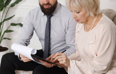 Noter danışmanı üst düzey kadın ofiste son vasiyet ve vasiyet hakkında