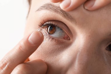 Kadın arka planda kontak lens takıyor, yakın plan