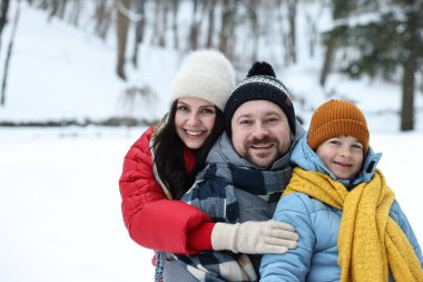 Mutlu aile portresi kış günü açık havada, metin için yer var.