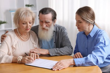Tahta masadaki son vasiyet ve vasiyetname hakkında noter danışmanı çift.