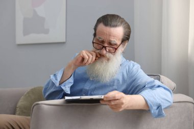 Son sınıf öğrencisi içeride koltukta son arzusunu ve vasiyetini imzalıyor.