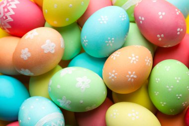 Birçok boyanmış Paskalya yumurtaları arka plan, üst görünüm