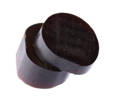 İki doğal meyan kökü şekeri beyaza izole edilmiş.