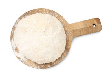 Taze maya hamuru ve un beyaza izole edilmiş, üst manzara.