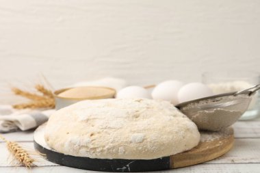 Maya hamuru, malzemeler ve elek beyaz ahşap masa, yakın çekim