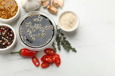 Soya sosu ve terbiye için diğer farklı malzemeler beyaz mermer masada, düz yerde. Metin için boşluk