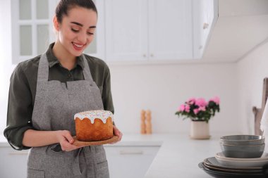 Mutfakta geleneksel Paskalya pastası olan genç bir kadın. Metin için boşluk