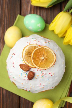Güzel Paskalya pastası, yumurtalar ve laleler ahşap masada, düz yatıyordu.