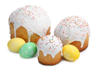 Lezzetli paskalya pastaları ve yumurtalar beyaz üzerine izole edilmiş.