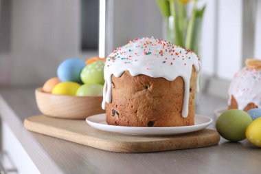 Lezzetli Paskalya pastası ve ahşap masaya boyanmış yumurtalar, yakın plan.