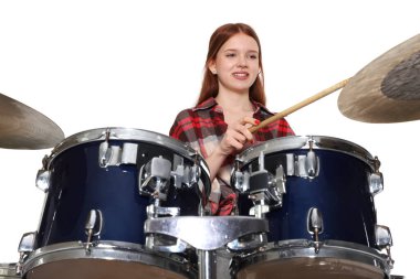 Beyaz arka planda bagetleri ve davulları olan genç bir kız.