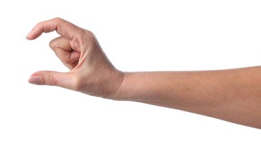 Beyaz arkaplanda bir şeyin boyutunu gösteren kadın, yakın plan