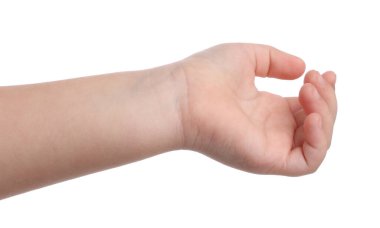 Küçük kız beyaz arka planda bir şey tutuyor, yakın plan.