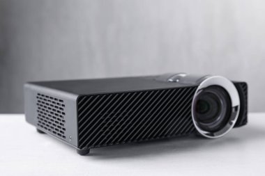 Bir modern video projektörü beyaz masada, yakın plan.