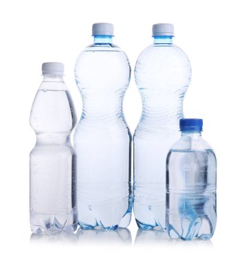 Farklı boyutlarda su şişeleri beyaz üzerine izole edilmiş.
