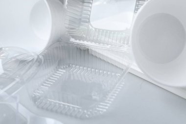 Açık arkaplanda farklı plastik kaplar, yakın plan
