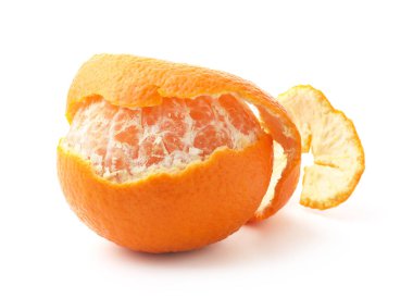 Taze mandalina kabuğu ve beyaz üzerine izole edilmiş meyve.