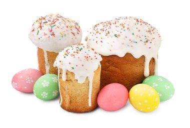 Lezzetli Paskalya pastaları ve beyaz üzerine izole edilmiş yumurtalar.